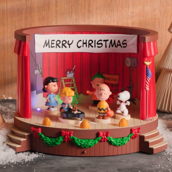 A Keepsake table decoration portraying the Peanuts Gang on stage, rehearsing their Christmas play from 